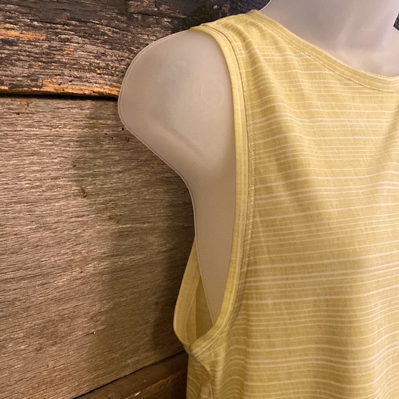 EUC GapFit Tall Breathe Muscle Tank - Picture 2 of 7